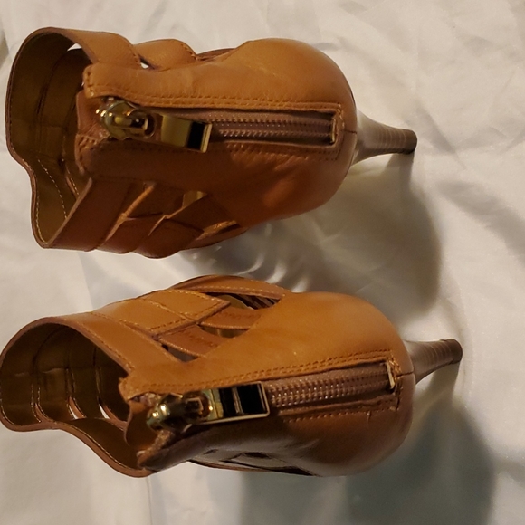 Arturo Chiang  tan (camel color) open toe with gold zipper back of heels - Picture 4 of 7